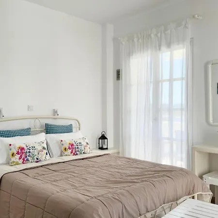 Palaios Penzion Plaka (Milos)